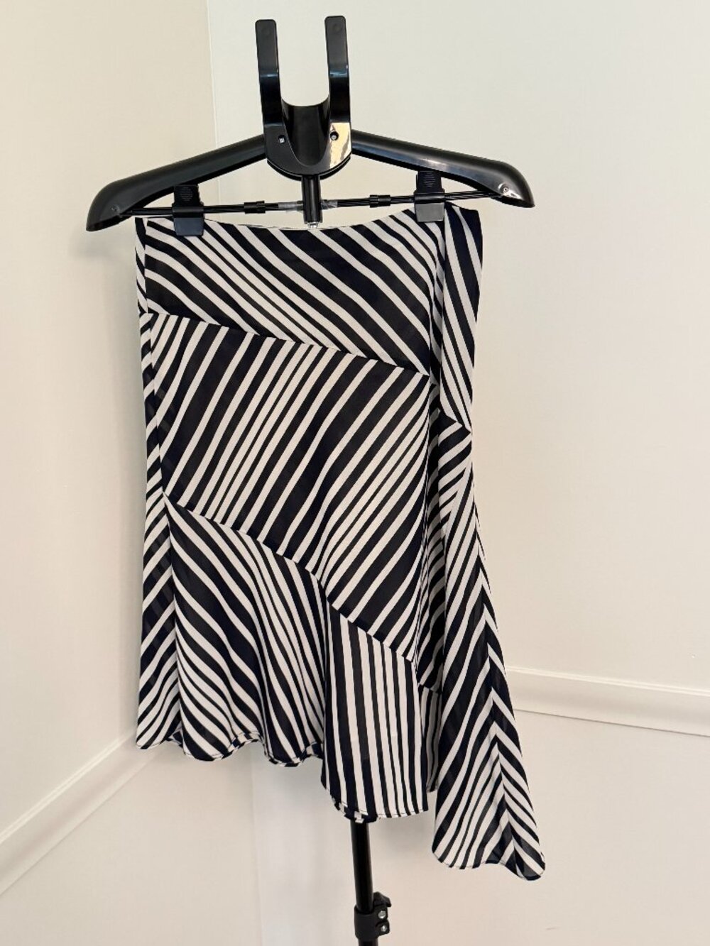 New York & Company Black & White Asymmetrical Skirt Size 6